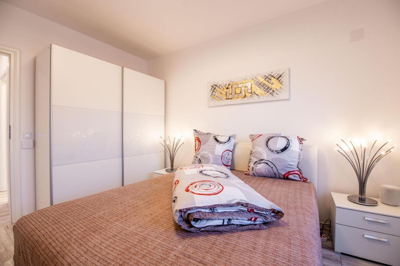 Luxury Westpark 2 Presidentialsuite With Lake View W4 Bukarest Kültér fotó